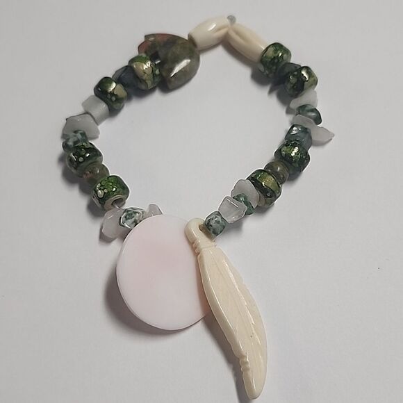 Unique Beaded Stretch Bracelet Feather Charm Animal Circle Green Ivory - Picture 1 of 4